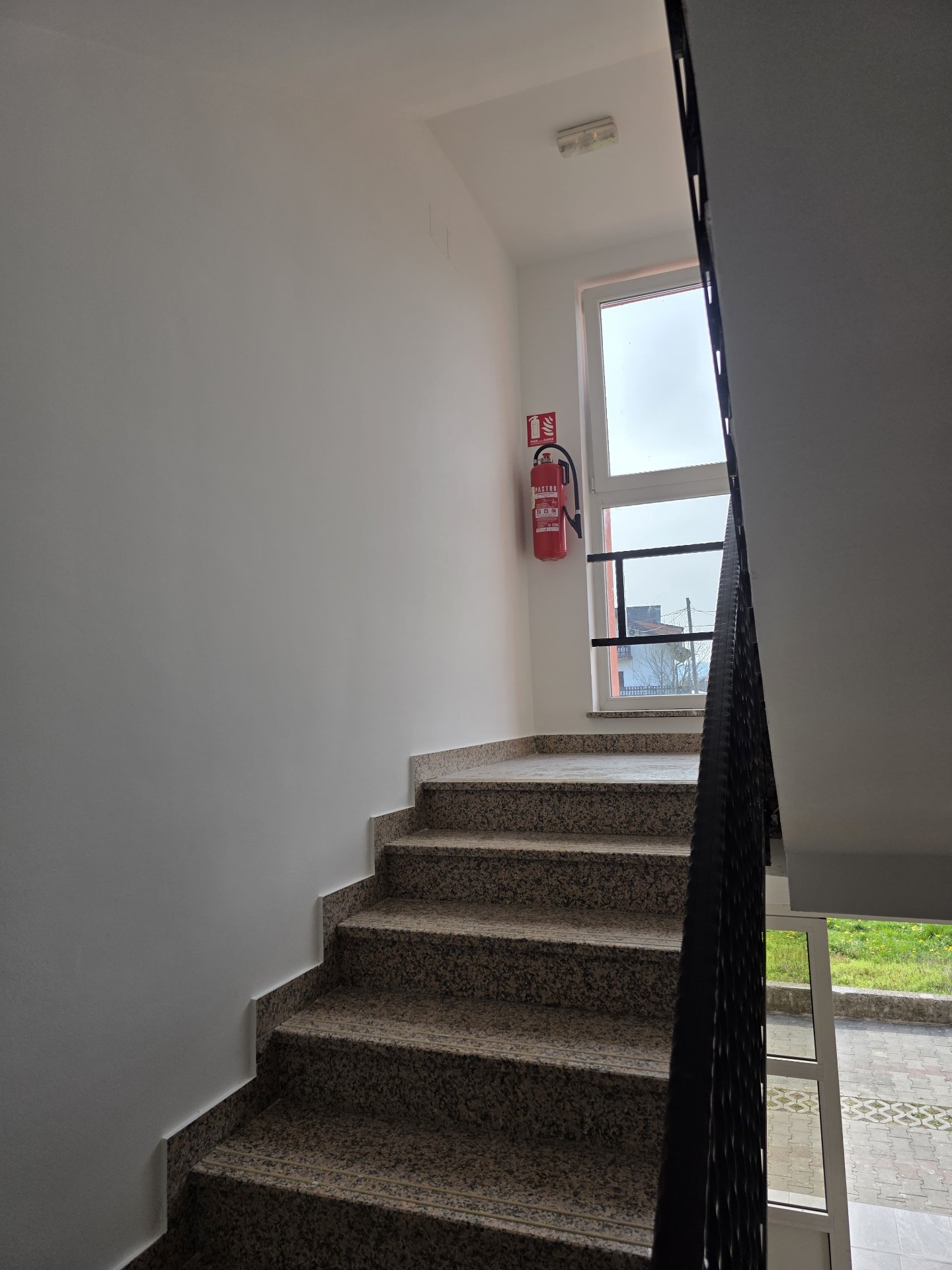 Farbanje ulaza stambene zgrade